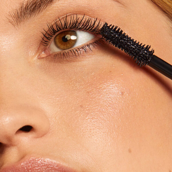 Fullest Volumizing Mascara - Hình ảnh 3